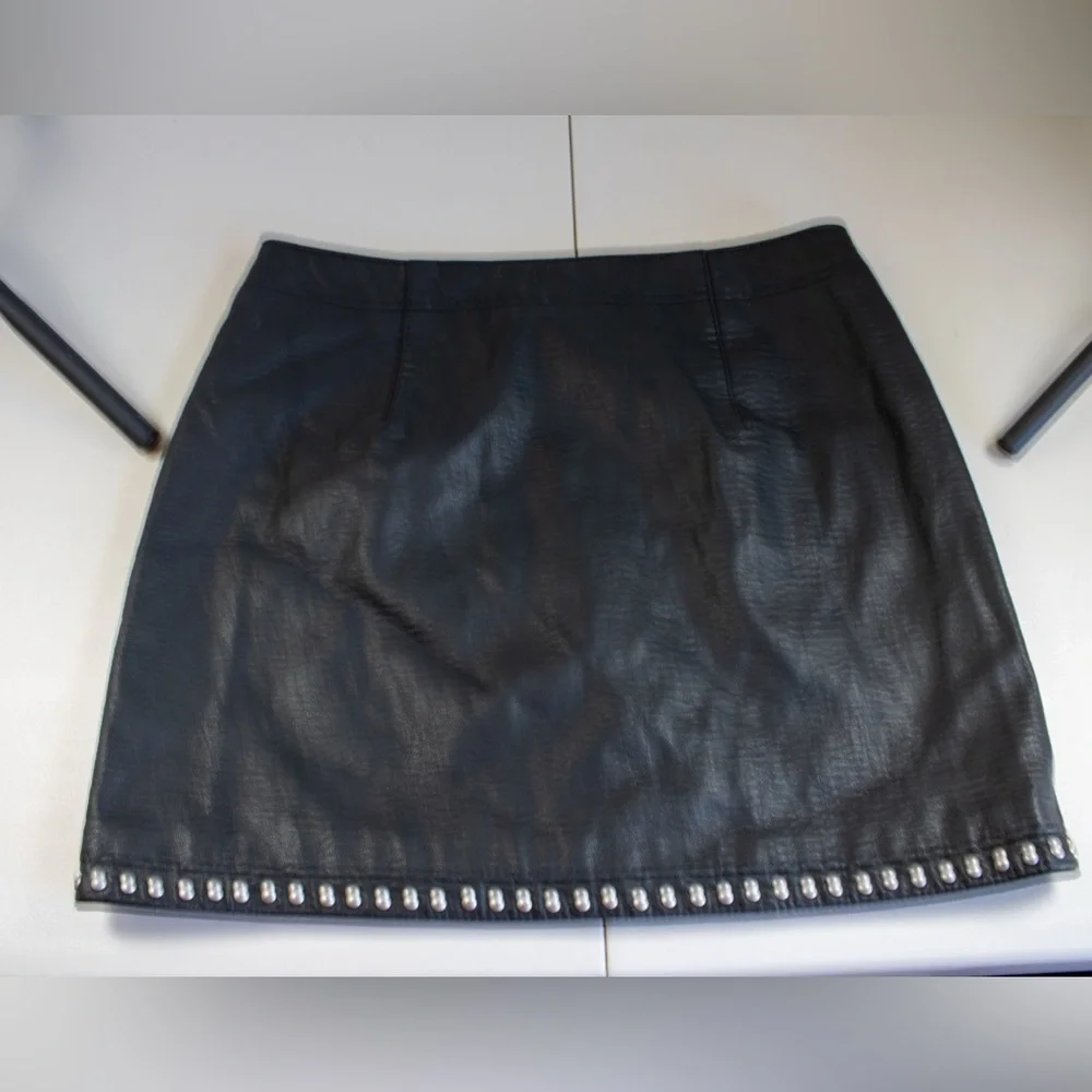 American Eagle Studded Black & Red Floral Faux Leather Zip Up Women’s Skirt Sz 4 - Picture 5 of 10